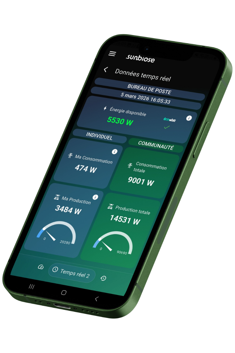 Un participant consulte sur son smartphone l'énergie solaire disponible en temps réel dans sa communauté d'autoconsommation collective, via l'application Sunbiose.