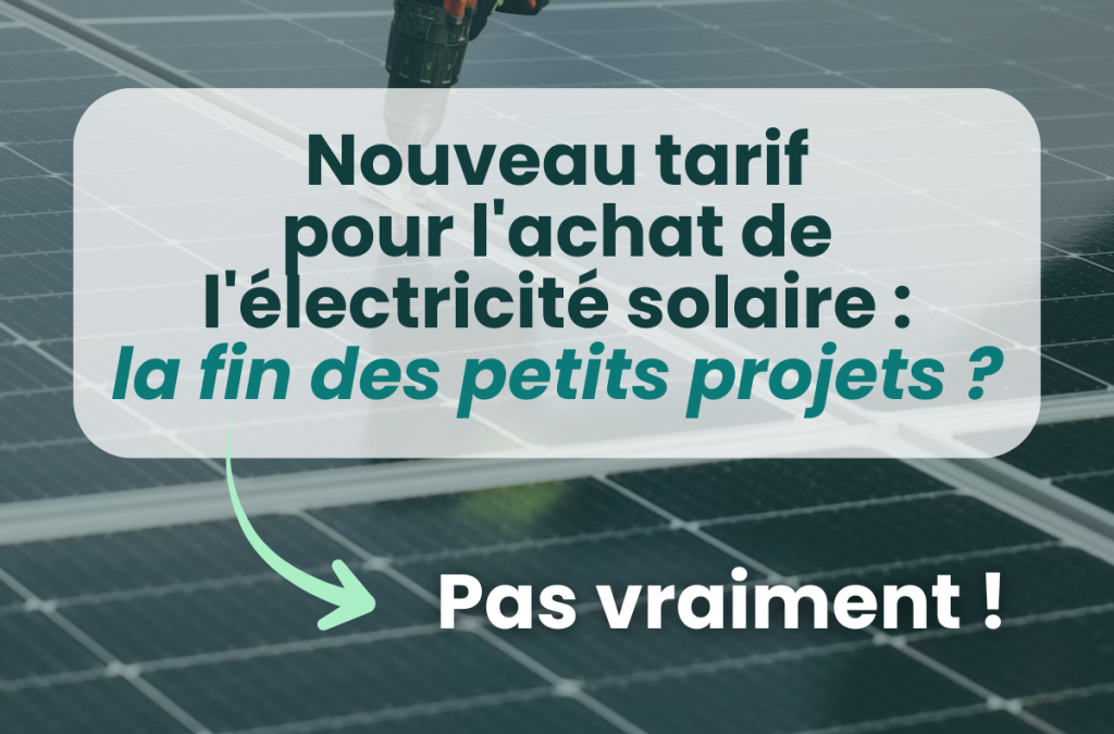 Installateur posant des panneaux photovoltaïques sur une toiture, illustrant l'autoconsommation solaire
