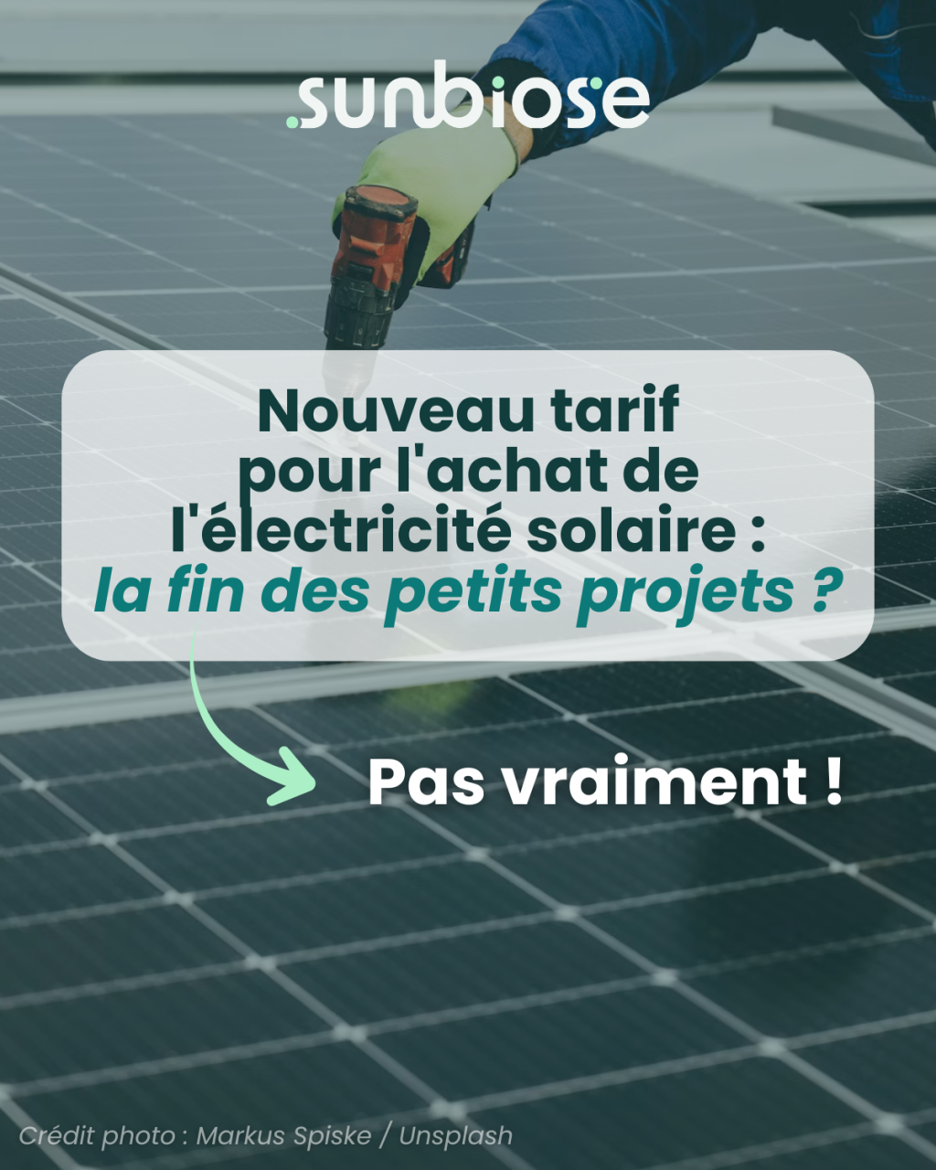 Installateur posant des panneaux photovoltaïques sur une toiture, illustrant l'autoconsommation solaire